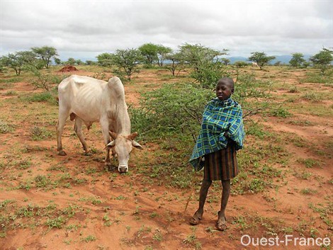 Le petit berger turkana de la région de Wamba Le petit berger turkana de la région de Wamba