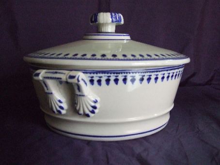 Légumier en porcelaine de Tournai décor aux glands